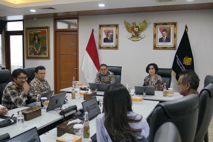 Menteri Kebudayaan Fadli Zon melakukan pertemuan strategis dengan Geni Ngantung, putri dari Henk Ngantung, Gubernur DKI Jakarta periode 1964-1965 sekaligus pelukis legendaris.
