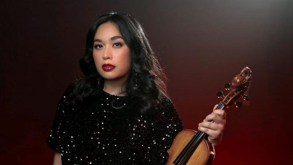 Main Cantik Milik Mia Ismi Masuk Album Dunia Fenomenal