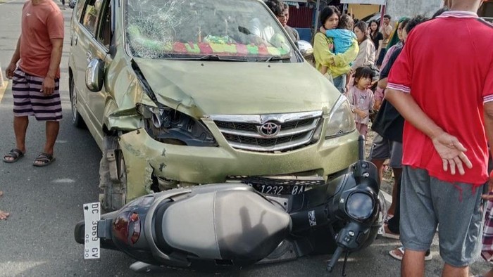 Minibus tabrak pemotor hingga 1 orang tewas di Mamuju, Sulbar.