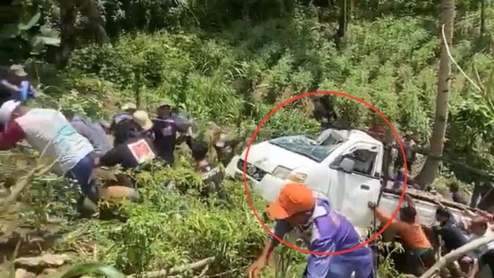 Mobil pikap jatuh ke jurang di Enrekang dievakuasi warga.