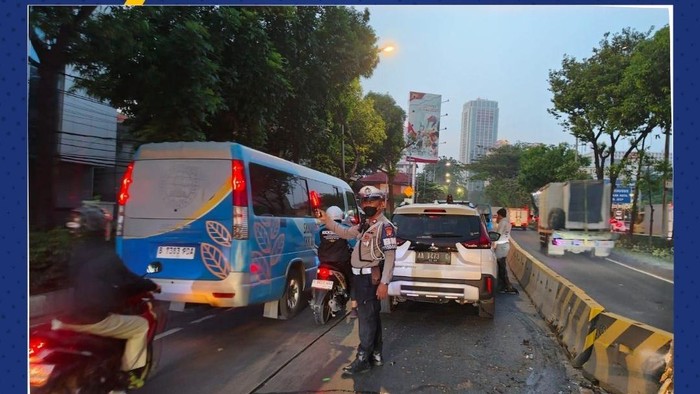 Mobil Tabrak Separator Jalan di Letjend S Parman, Petugas Evakuasi
