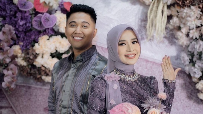 Momen lamaran Rinaldi dan Alfira.