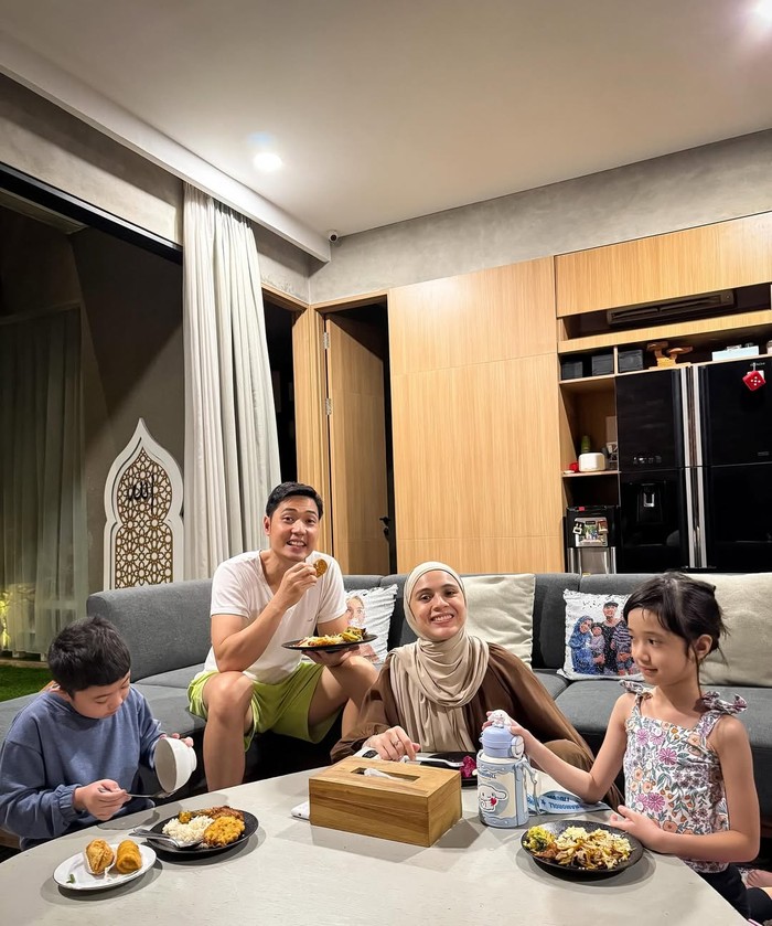 Nycta Gina dan Rizky Kinos Nycta Gina dan Rizky Kinos saat kulineran