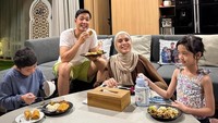 Gina dan Kinos kini sudah memiliki dua orang anak. Ini momen mereka menikmati makanan di rumah, ada menu risol juga! Foto: Instagram/@missnyctagina