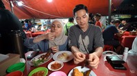 Pasangan selebriti ini juga pernah kulineran di Taman Sunter Indah. Mereka menikmati nasi uduk dan ayam goreng dari Nasi Uduk Aquarius 94 yang terkenal. Foto: Instagram/@missnyctagina