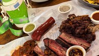 Ini hidangan yang Gina dan keluarga nikmati. Ada smoked brisket hingga tacos yang lezat. Foto: Instagram/@missnyctagina
