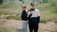 Rizky Kinos dan Nycta Gina ulang tahun ke-10 pernikahan. Foto: dok instagram Instagram Nycta Gina