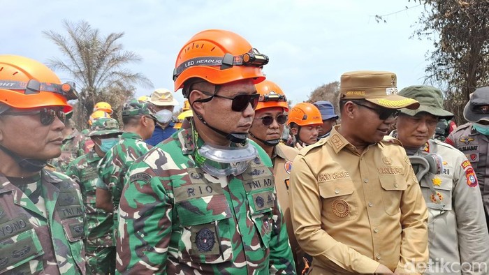 Pangdam Bukit Barisan Mayjen TNI Rio Firdianto usai memadamkan karhutla di Rohil, Riau. (Raja Adil Siregar/detikSumut)
