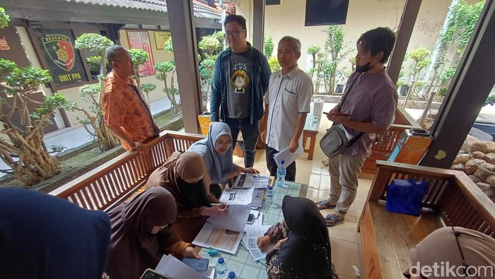 Para korban dugaan penipuan travel umrah melapor ke Polres Lamongan