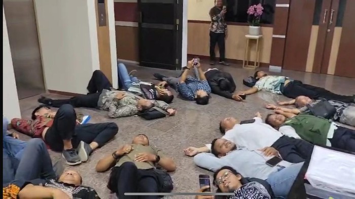 Para petugas irigasi berstatus honorer di lingkungan Dinas Pekerjaan Umum Sumber Daya Air dan Penataan Ruang (Pusdataru) Provinsi Jawa Tengah (Jateng), rebahan di depan Kantor Sekda Jateng, Kota Semarang, Selasa (5/8/2025).