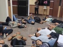 Petugas Irigasi Tuntut Diangkat PPPK Gelar Aksi Rebahan di Kantor Sekda Jateng