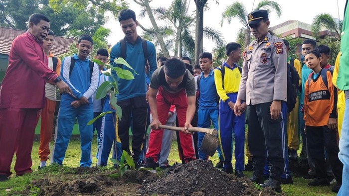 Para siswa SMK di Kota Pekanbaru, Riau bersemangat menanam pohon, Selasa (5/8/2025).