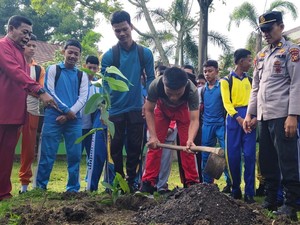 Semangat Ratusan Siswa SMK di Riau Tanam Pohon demi Masa Depan
