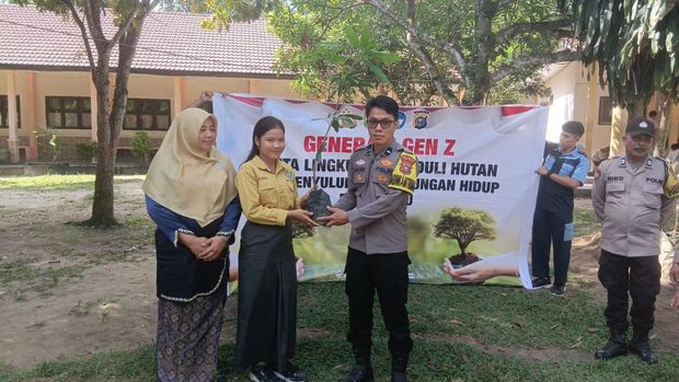 Para siswa SMK di Kota Pekanbaru, Riau bersemangat menanam pohon, Selasa (5/8/2025).