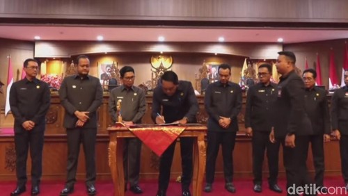 Penandatanganan kesepakatan perubahan KUA-PPAS 2025 Bupati Badung dan DPRD Badung dalam rapat paripurna masa persidangan ketiga 2025, Selasa (5/8/2025) sore.