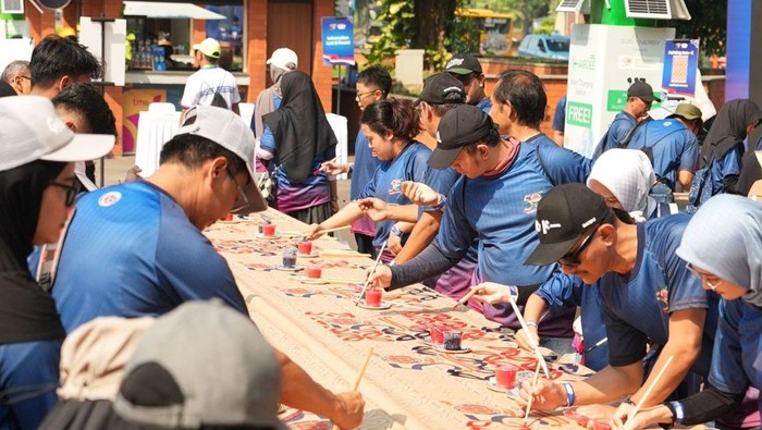 Rekor MURI Membatik di Sak Semen TMII