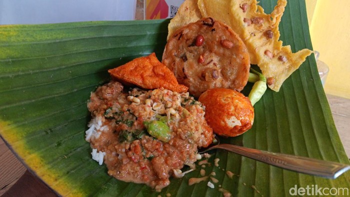Pecel Legendaris Mbok Kuning Madiun