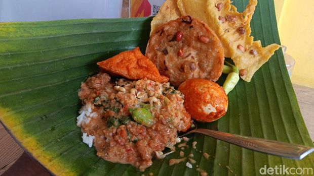 Pecel Legendaris Mbok Kuning Madiun