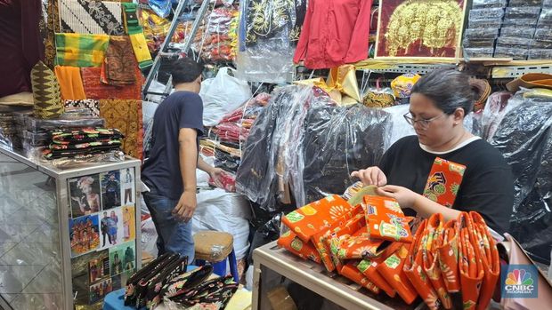Pedagang bendera merah putih di kawasan Tanah Abang, Jakarta Pusat pada Selasa (5/8/2025). (CNBC Indonesia/Chandra Dwi Pranata)
