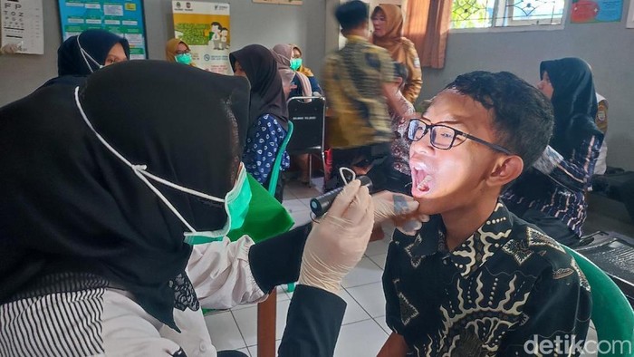 Pelaksanaan pemeriksaan kesehatan gratis di SMPN 1 Ciamis, Selasa (5/8/2025).