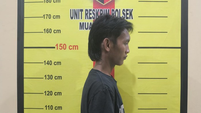 Pelaku pemerkosa gadis keterbelakangan mental saat diamankan kepolisian di Kukar.