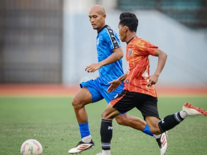 Pemain PSIS Semarang, Dandi Maulana (biru) dalam laga uji coba melawan PPSM Magelang.