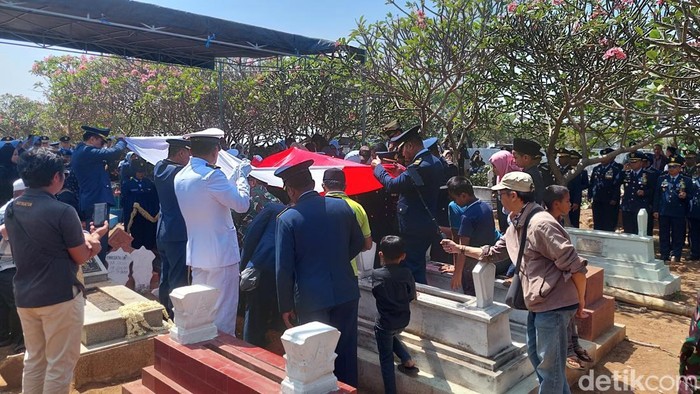 Pemakaman Marsma Anumerta Fajar di pemakaman keluarga, Kecamatan Kademangan, Kota Probolinggo