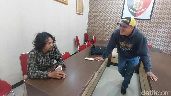 Pelaku pembunuhan ODGJ di Kendal, Muhammad Hariz Yoga Ernawa, saat menjalani pemeriksaan di Mapolres Kendal. Foto diunggah Selasa (5/8/2025).