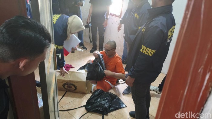 Syahrama, tersangka pembunuhan driver ojol di Sidoarjo menjalani rekonstruksi di toko fotocopy Perumahan Griya Bhayangkara Permai, Desa Urangagung, Kecamatan Sidoarjo