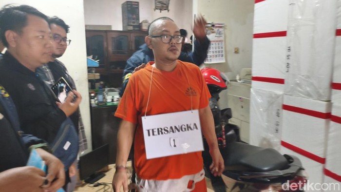 Syahrama, tersangka pembunuhan driver ojol di Sidoarjo menjalani rekonstruksi di toko fotocopy Perumahan Griya Bhayangkara Permai, Desa Urangagung, Kecamatan Sidoarjo