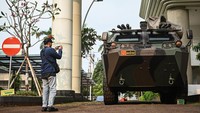 Adanya kendaraan lapis baja itu baru pertama kali terlihat di Kejagung. Kapuspenkum Kejagung, Anang Supriatna, mengatakan kehadiran panser itu terkait dengan Satuan Tugas Penertiban Kawasan Hutan (Satgas PKH) yang sesuai dengan Peraturan Presiden Nomor 66 Tahun 2025 tentang Perlindungan Negara Terhadap Jaksa Dalam Melaksanakan Tugas dan Fungsi Kejaksaan Republik Indonesia. ANTARA FOTO/Sulthony Hasanuddin