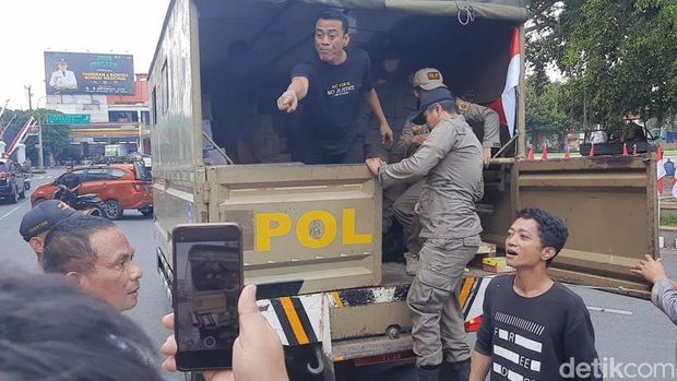 Penertiban posko Aliansi Masyarakat Pati bersatu di Alun-alun Pati oleh petugas Satpol PP berlangsung ricuh, Selasa (5/8/2025).