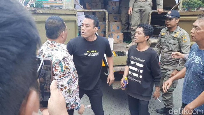 Penertiban posko Aliansi Masyarakat Pati bersatu di Alun-alun Pati oleh petugas Satpol PP berlangsung ricuh, Selasa (5/8/2025).