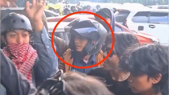 Pengendara motor di Makassar nyaris diamuk massa saat menerobos demo tutup jalan.