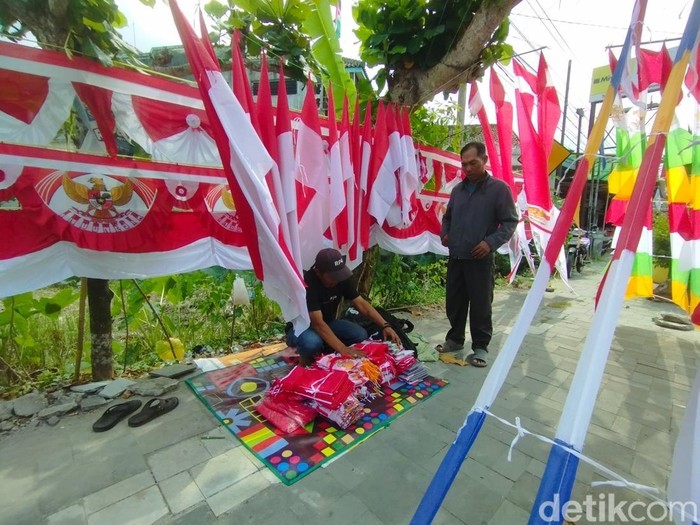 Penjual bendera merah putih, Ade Zakaria, di sekitar Terminal Wates, Wates, Kulon Progo, Selasa (5/8/2025).