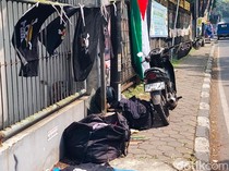 Resah Penjual Bendera One Piece di Batas Cimahi-Bandung