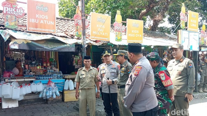 Petugas gabungan saat mendatangi kompleks Makam Sunan Gunung Jati, Cirebon