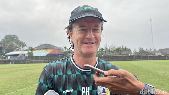 Pelatih PSS Sleman, Pieter Huistra saat memberikan keterangan kepada wartawan di Lapangan Pakembinangun, Sleman, Selasa (5/8/2025).