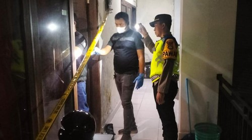 Polisi melakukan penyelidikan di lokasi penemuan jenazah di kamar mandi kosnya di Jalan Tukad Badung, Denpasar, Bali. (Foto: Dok. Polresta Denpasar)