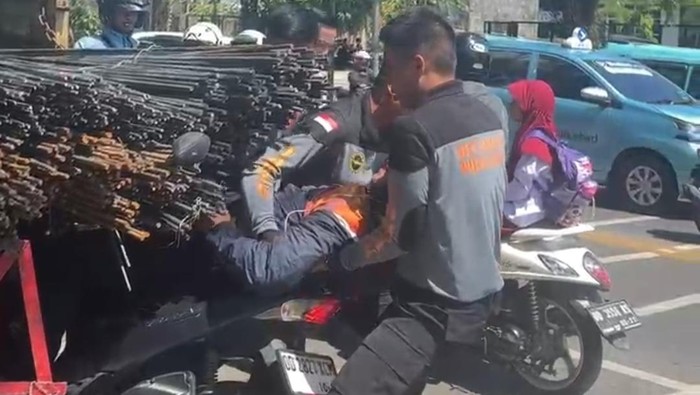 Polisi menolong pemotor yang menabrak truk Fuso yang tengah parkir di Kota Makassar.