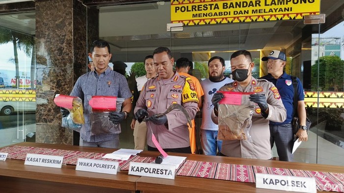 Polisi menunjukkan barang bukti pembunuhan di Bandar Lampung