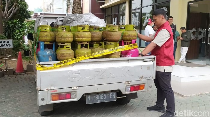 Polisi menunjukkan tersangka MA dan sejumlah barang bukti elpiji yang disalahgunakan saat konferensi pers di Polda Jatim