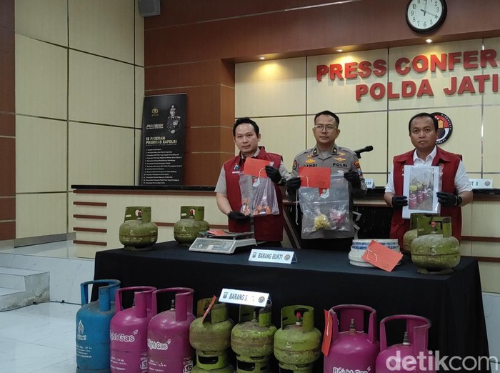 Polisi menunjukkan tersangka MA dan sejumlah barang bukti elpiji yang disalahgunakan saat konferensi pers di Polda Jatim