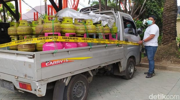 Polisi menunjukkan tersangka MA dan sejumlah barang bukti elpiji yang disalahgunakan saat konferensi pers di Polda Jatim