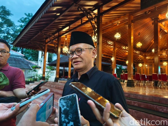 Politikus PDIP Aria Bima saat ditemui di Loji Gandrung, Solo, Selasa (5/8/2025).