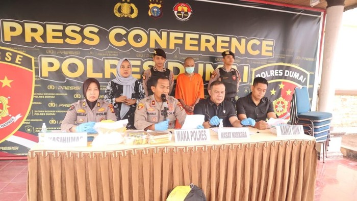 Polres Dumai menangkap pengedar narkoba, sabu 3 kg dan ratusan ekstasi disita.