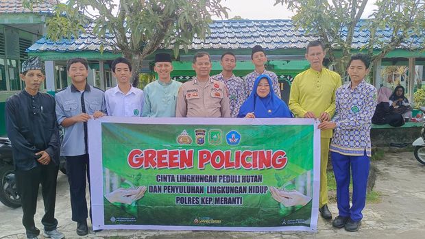Polres Kepulauan Meranti turun ke sekolah-sekolah mengedukasi siswa akan pentingnya pohon.