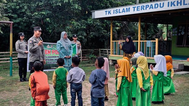 Polres Kepulauan Meranti turun ke sekolah-sekolah mengedukasi siswa akan pentingnya pohon.
