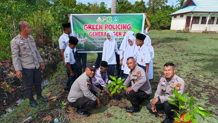Polres Kepulauan Meranti turun ke sekolah-sekolah mengedukasi siswa akan pentingnya pohon.