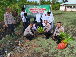 Siswa TK hingga SMA di Meranti Tanam Pohon Dukung Green Policing